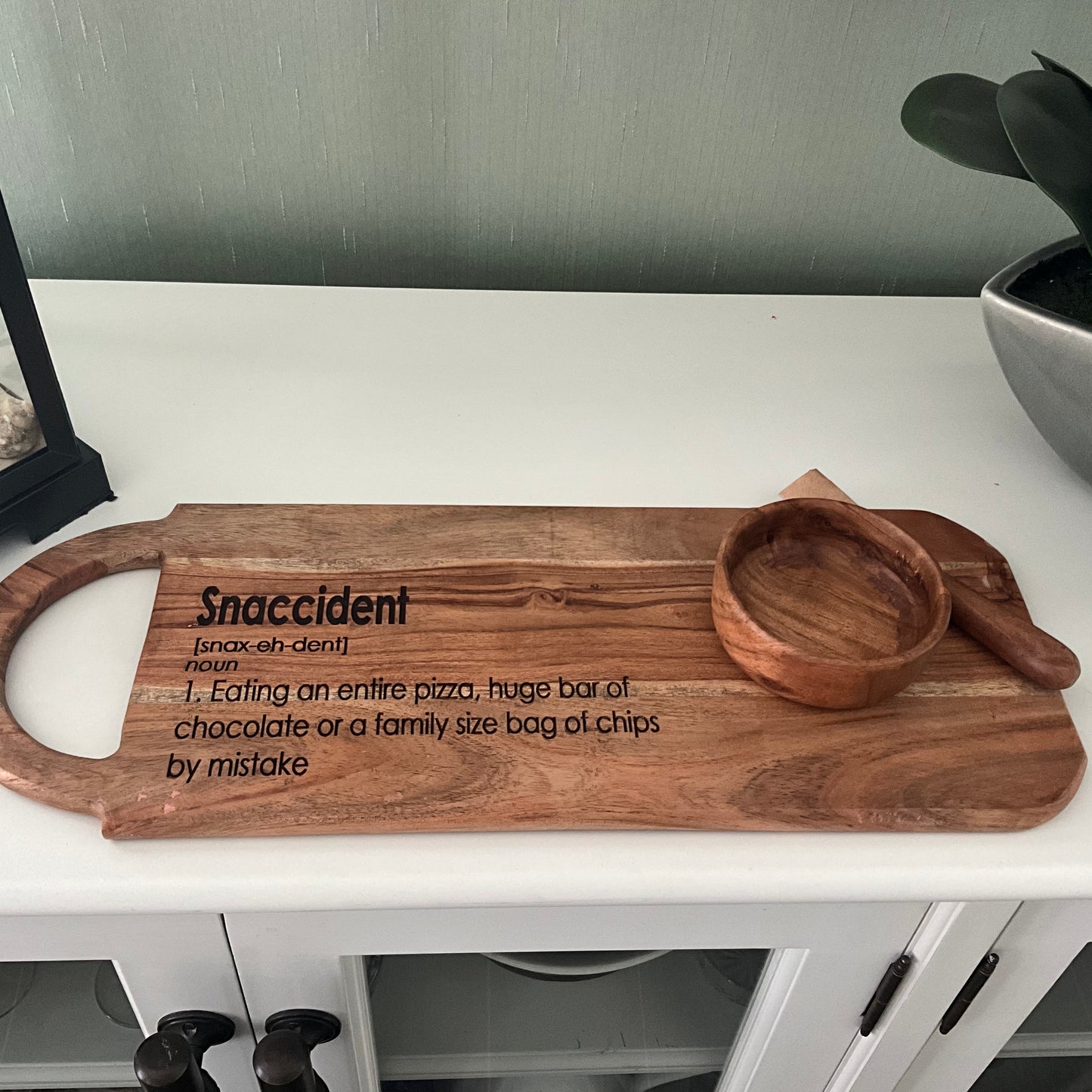 Snaccident serving board